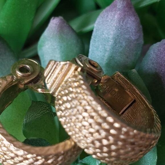 Monet Textured Gold Hoop clip on Earrings For Women vintage classic classy - Picture 3 of 8